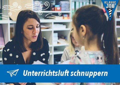 Lehrerin, die zwei Kindern etwas erklärt
