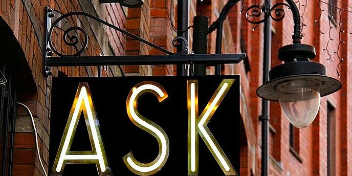 Schild mit "Ask"
