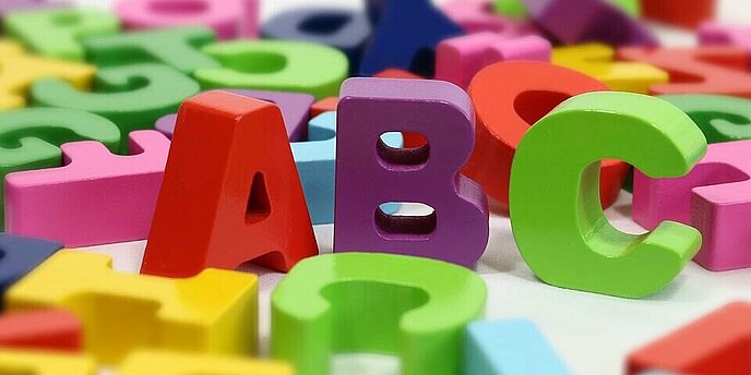 Die Buchstaben ABC und weitere Buchstaben in bunten Farben